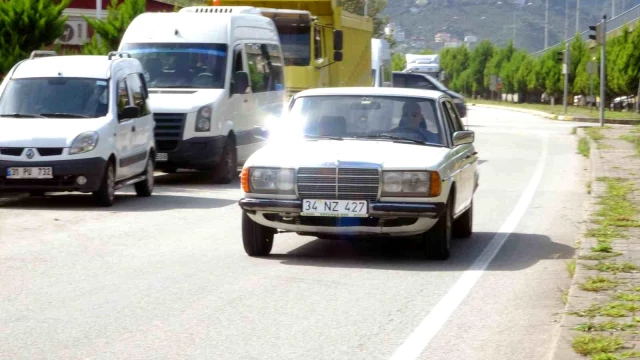 Kemal Sunal'ın 1984 model Mercedes'i satışa çıkarıldı
