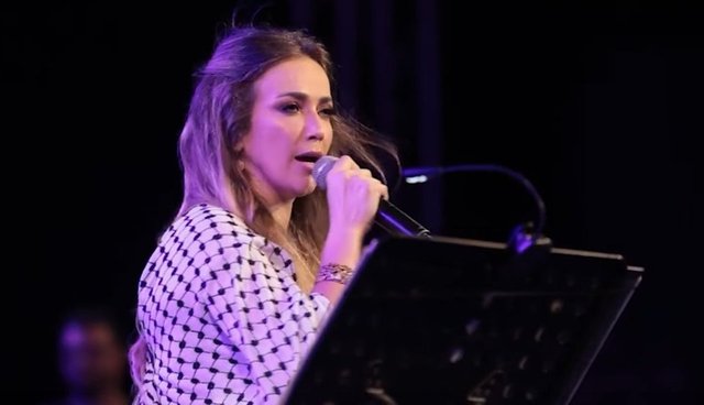 İsrail polisi, paylaşımlarından dolayı Filistinli şarkıcı Dellal Ebu Amine'yi gözaltına aldı