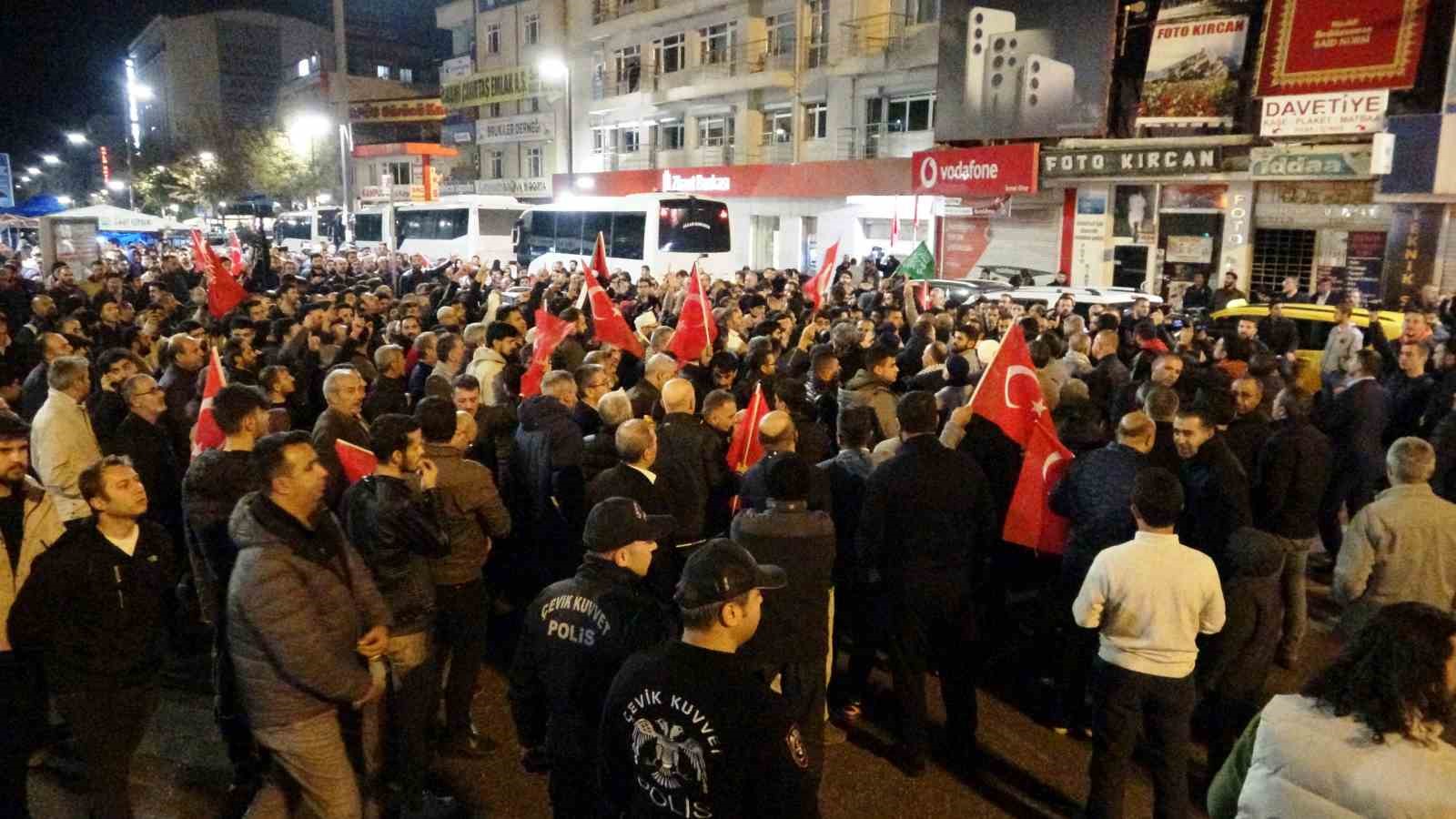 İsrail’in Gazze’deki hastaneye saldırısı Van’da protesto edildi
