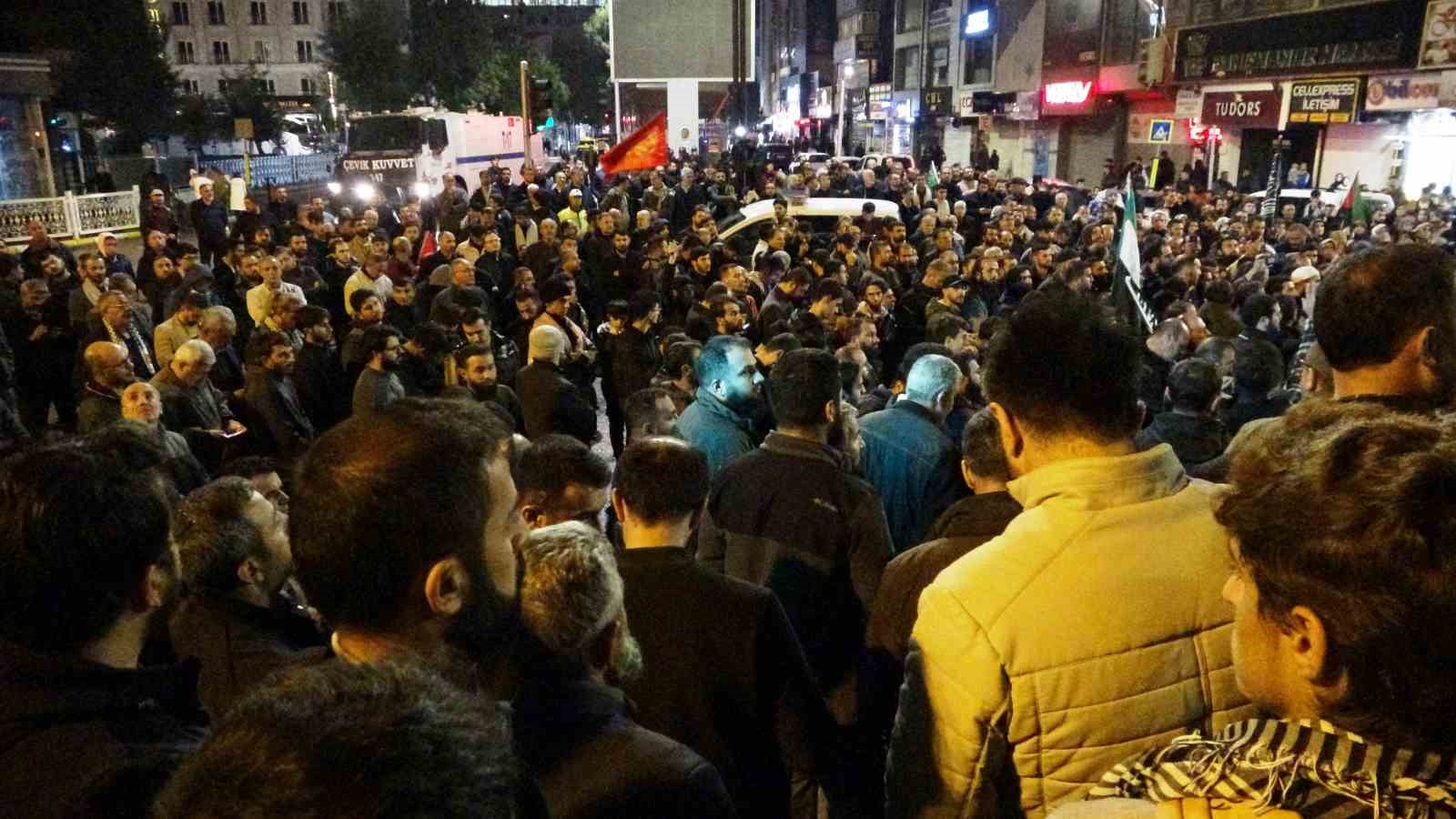 İsrail’in Gazze’deki hastaneye saldırısı Van’da protesto edildi