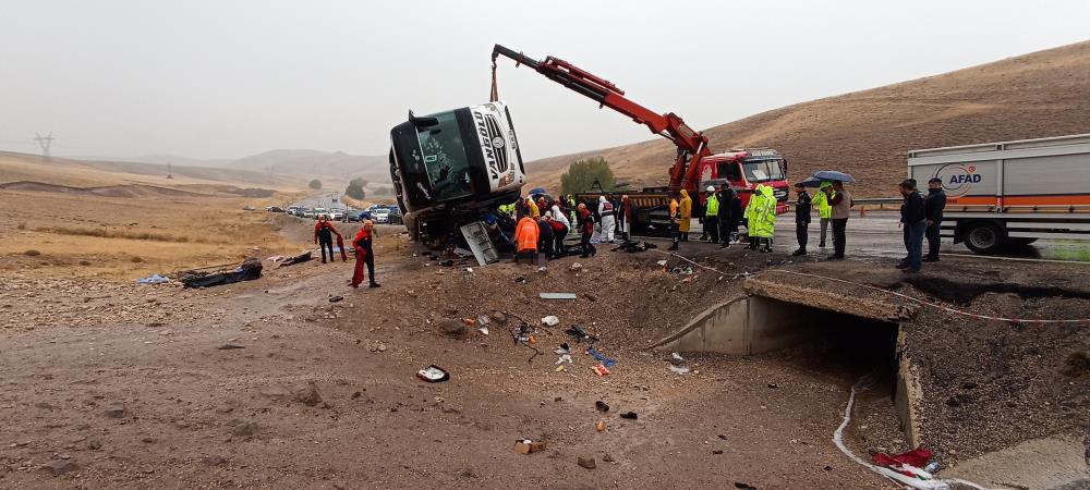 Van’a gelen yolcu otobüsünde feci kaza! 7 ölü 30 yaralı