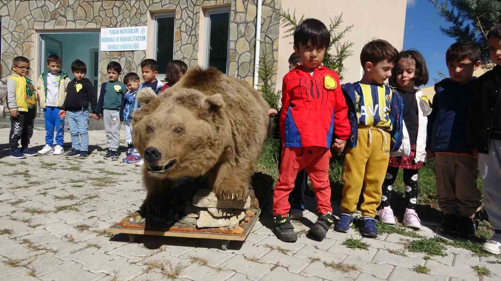 Minik öğrenciler yaban hayvanlarını yakından gördü