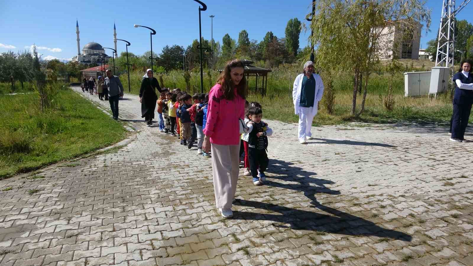 Minik öğrenciler yaban hayvanlarını yakından gördü