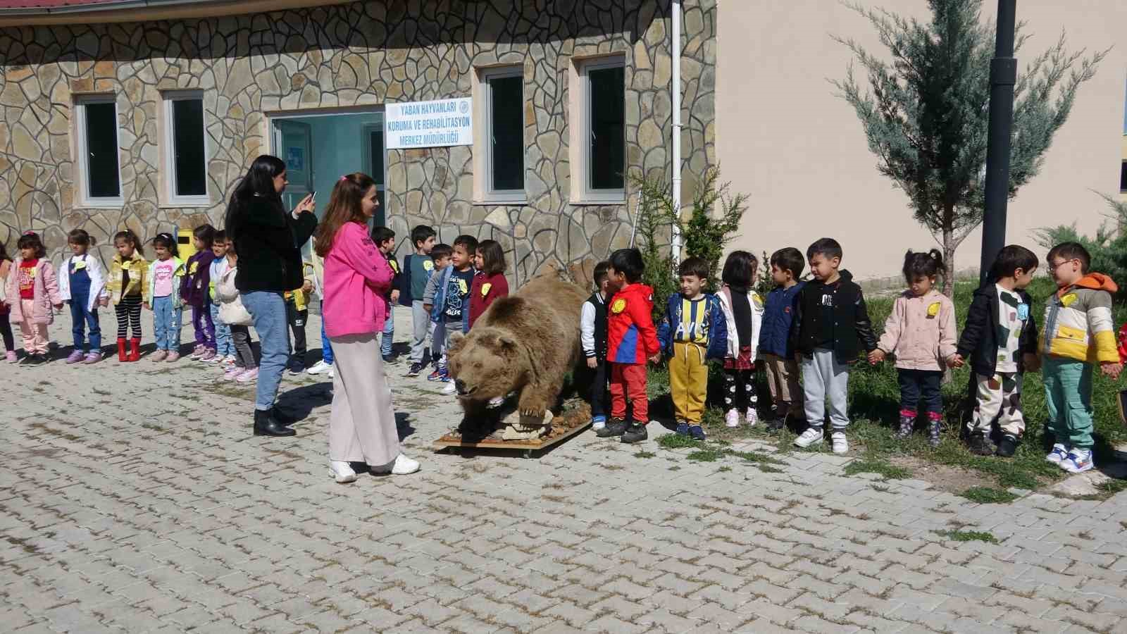Minik öğrenciler yaban hayvanlarını yakından gördü