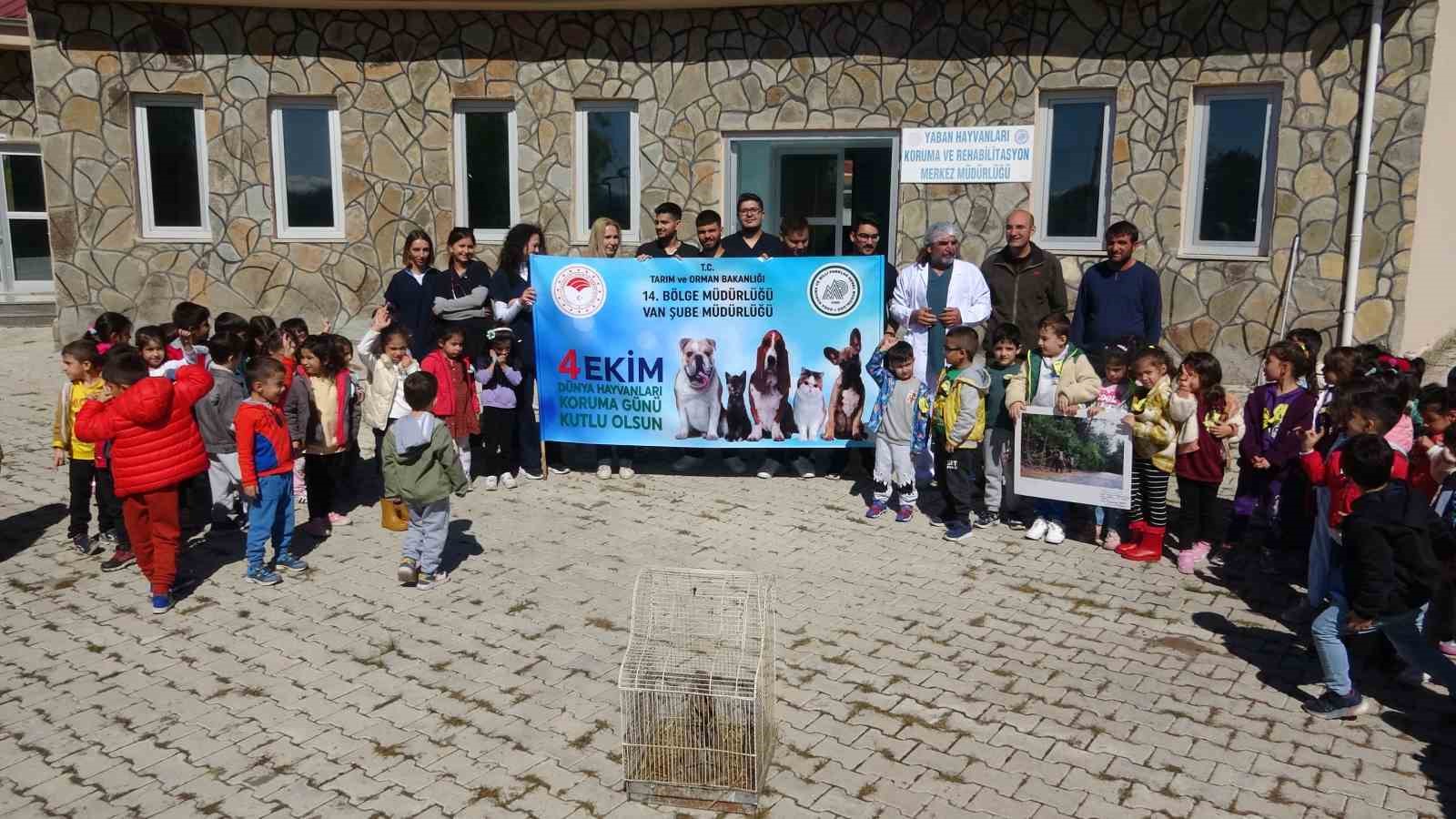 Minik öğrenciler yaban hayvanlarını yakından gördü