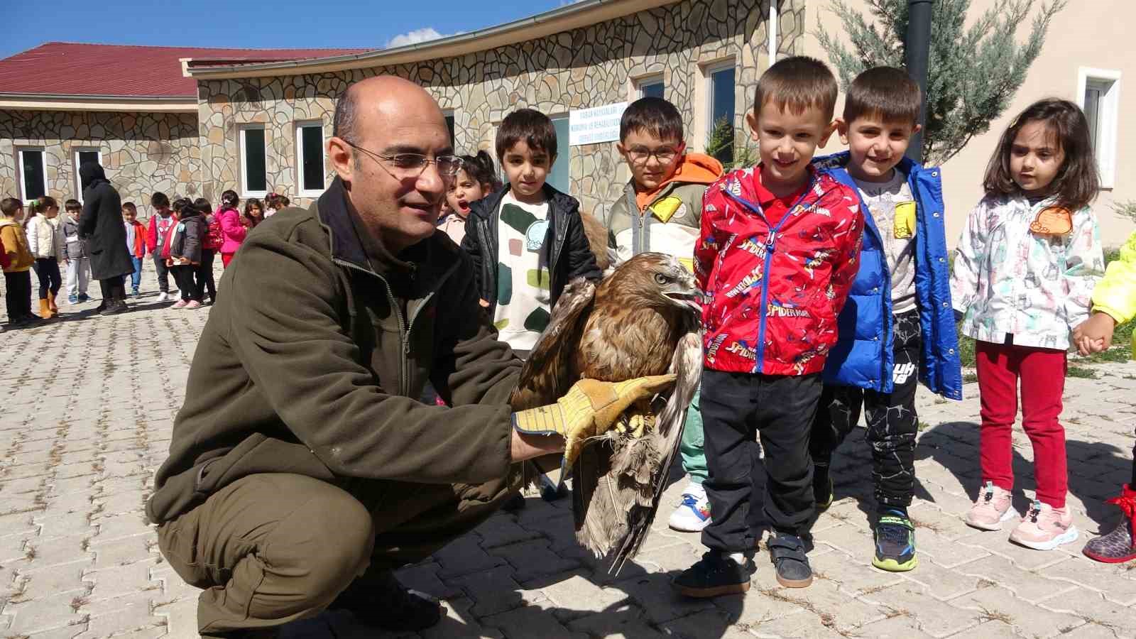 Minik öğrenciler yaban hayvanlarını yakından gördü