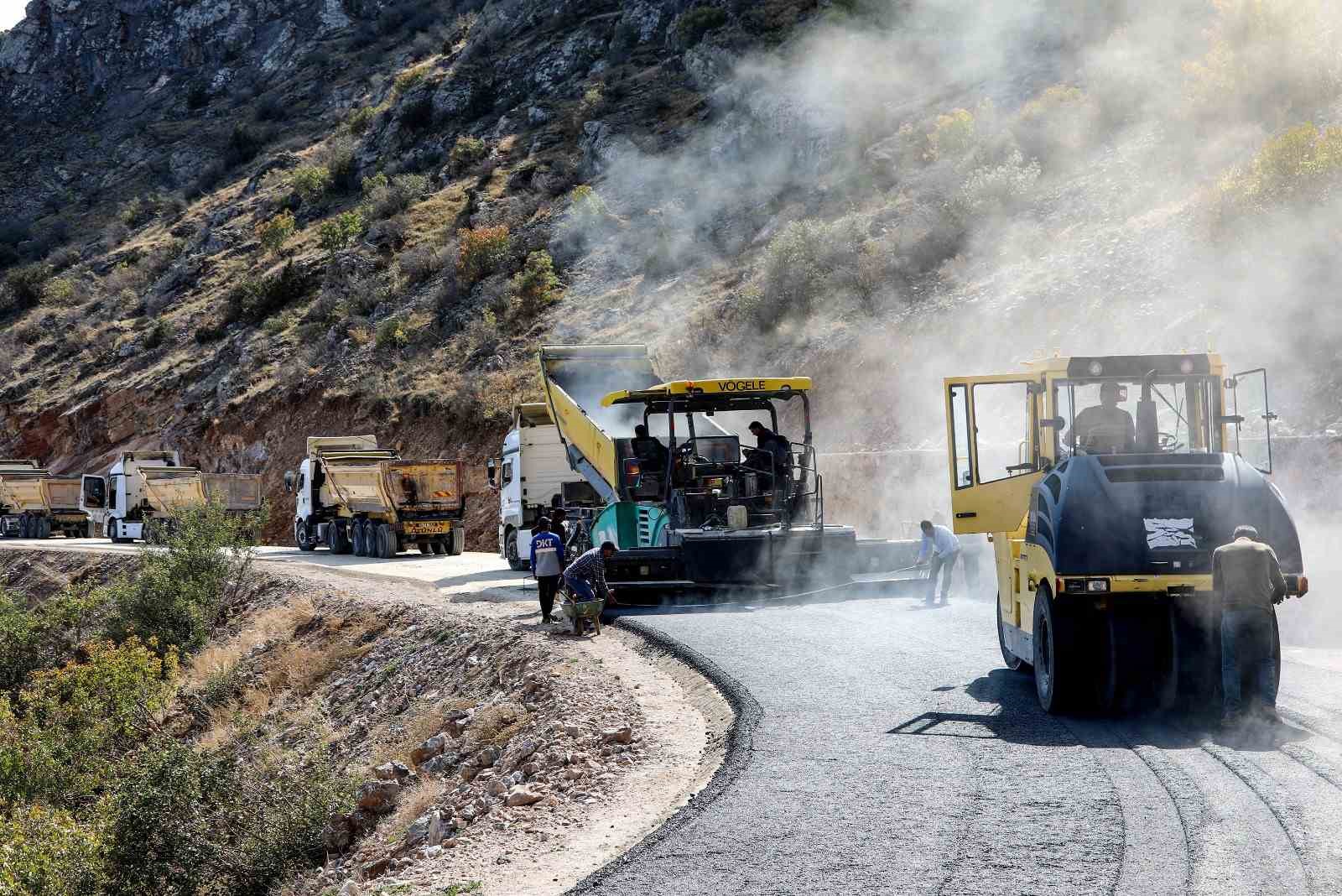Van Gölü sahilindeki grup mahalle yolu asfaltlandı