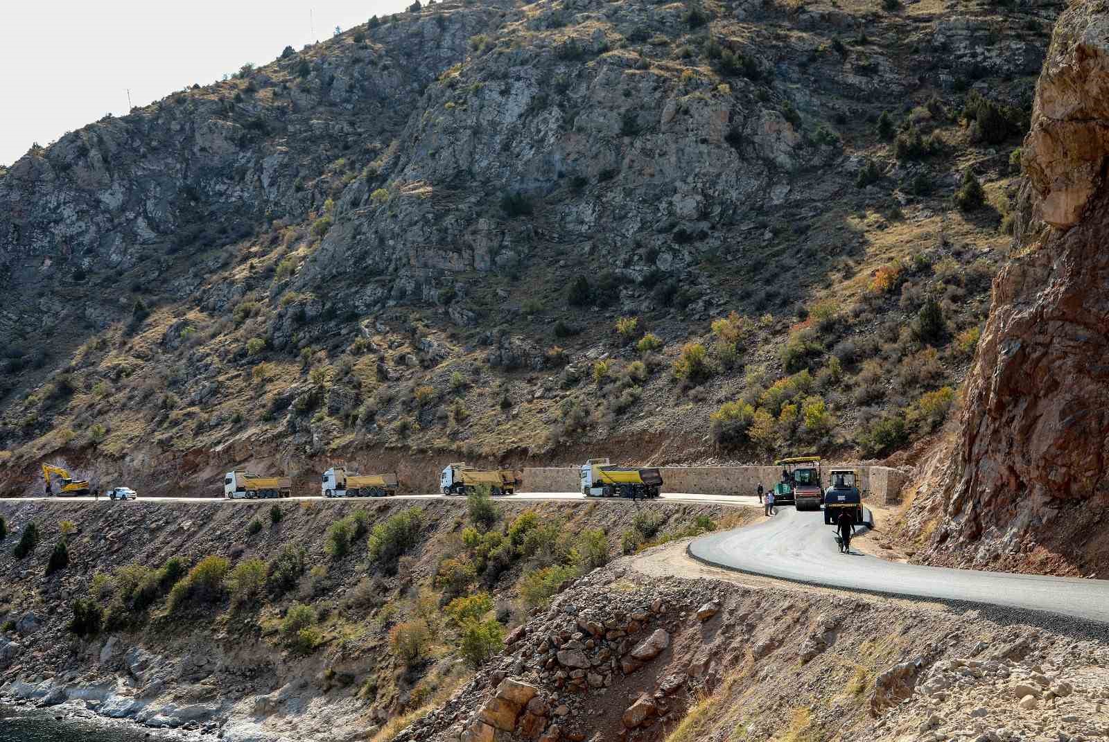 Van Gölü sahilindeki grup mahalle yolu asfaltlandı