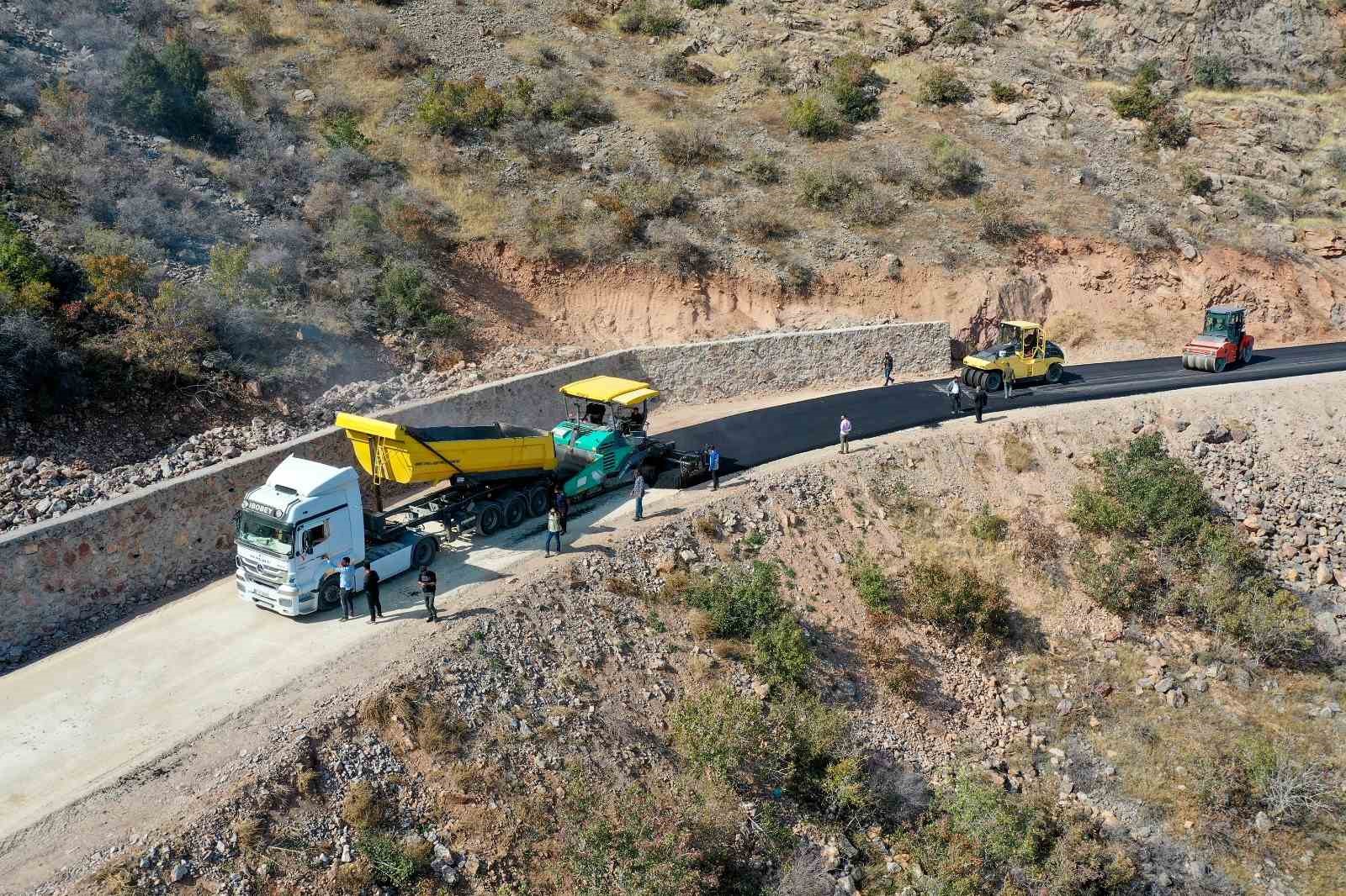 Van Gölü sahilindeki grup mahalle yolu asfaltlandı