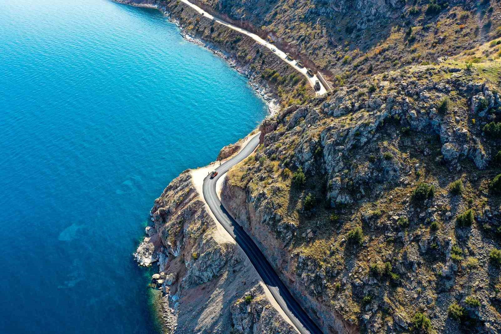 Van Gölü sahilindeki grup mahalle yolu asfaltlandı