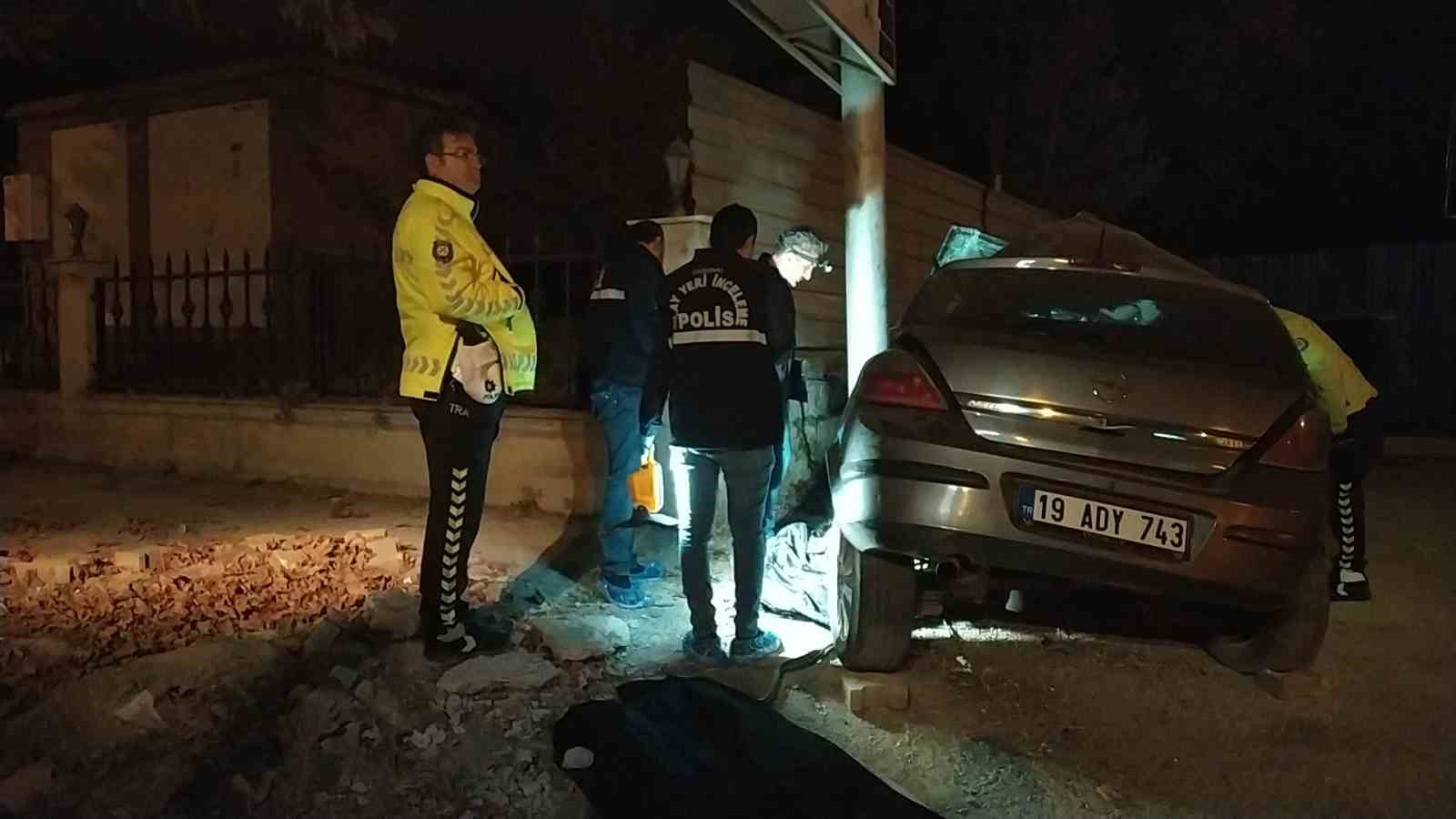 Direğe çarpan otomobil hurdaya döndü: 3 ölü