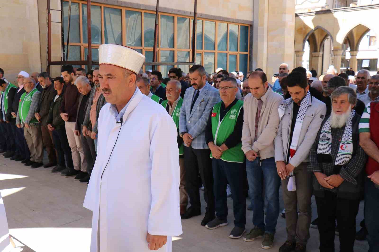 Saldırıda hayatını kaybeden Filistinliler için gıyabi cenaze namazı kılındı