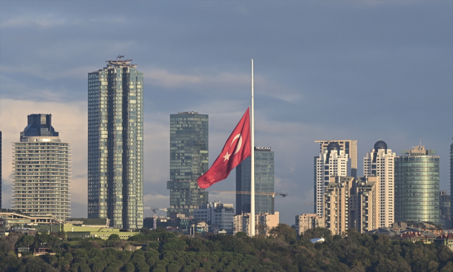 3 günlük milli yas ilanının ardından Türkiye'de bayraklar yarıya indirildi