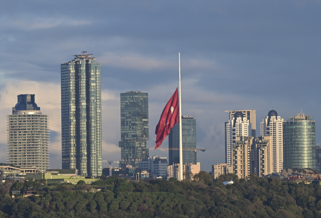 3 günlük milli yas ilanının ardından Türkiye'de bayraklar yarıya indirildi