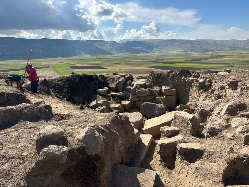 Körzüt Kalesi’nde Urartulara ait kitabe ve tapınak bulundu