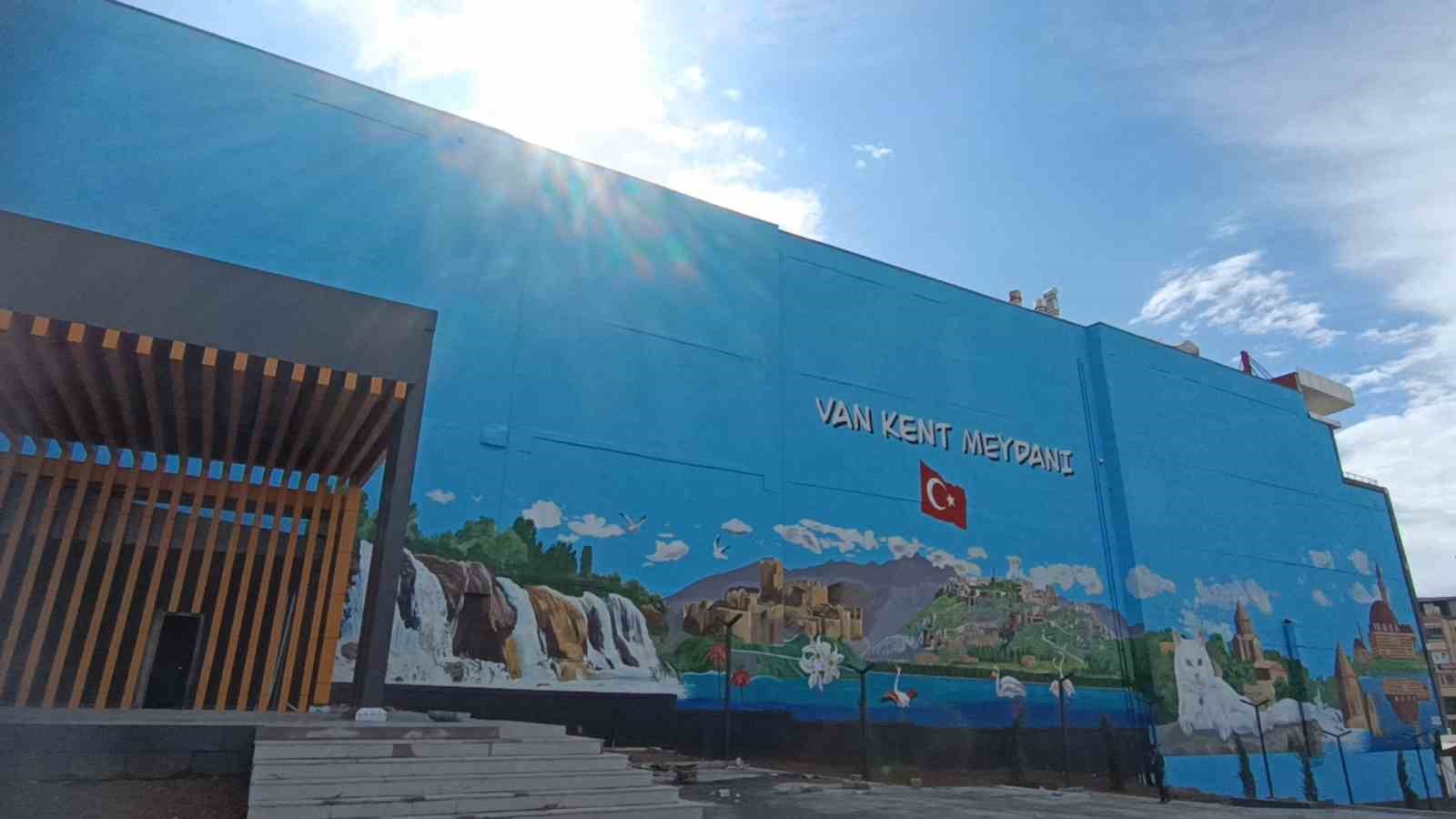 Vanlı ressamlardan kent meydanına devasa resim