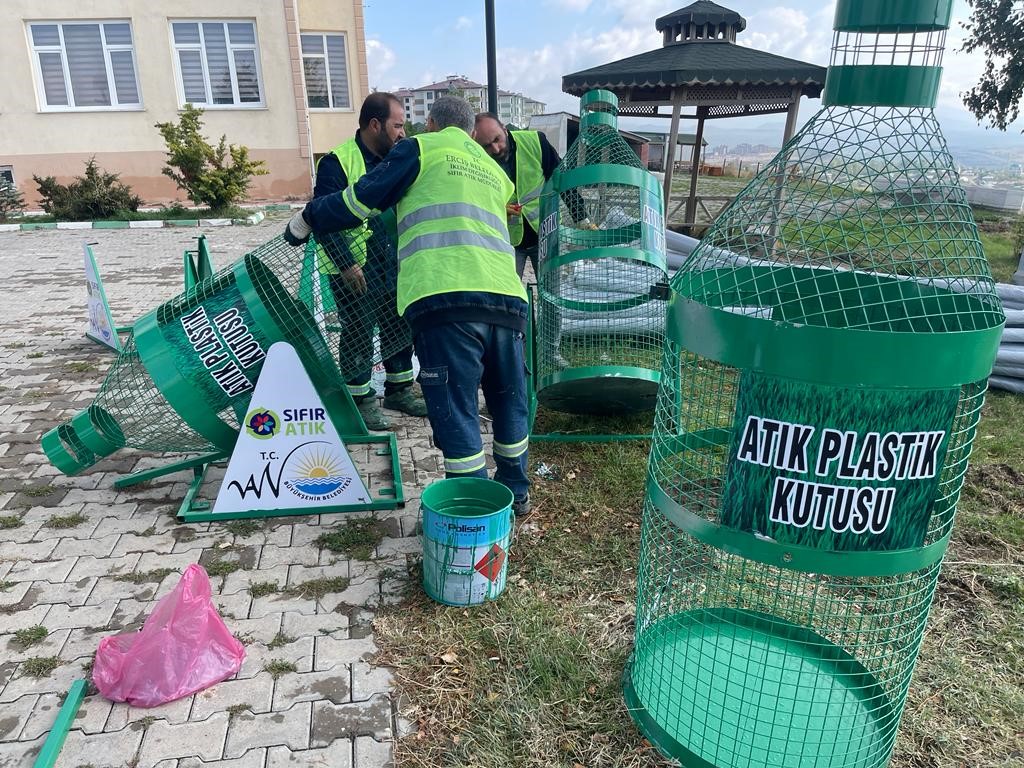 Erciş’te atık plastik geri dönüşüm kutuları yerleştirildi