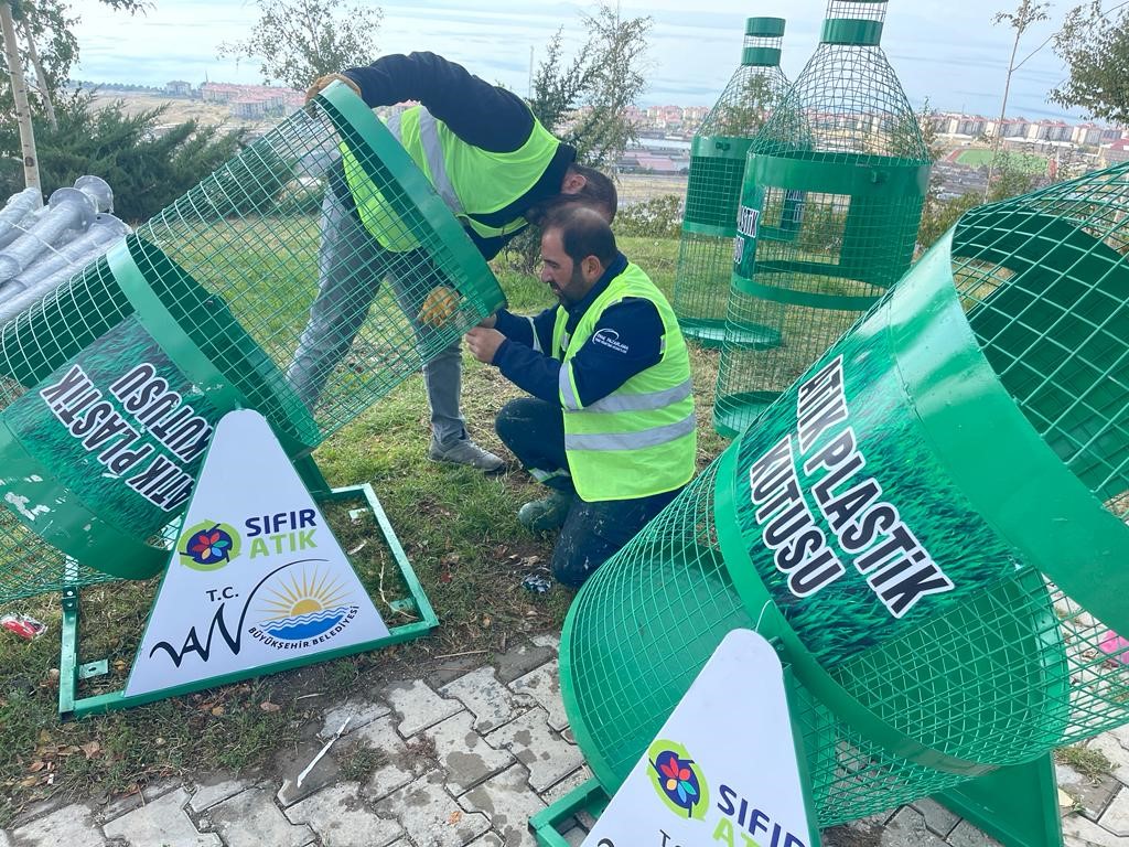 Erciş’te atık plastik geri dönüşüm kutuları yerleştirildi