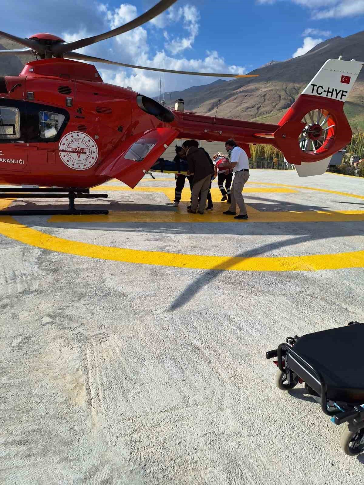 Rahatsızlanan hamile kadın ambulans helikopterle hastaneye ulaştırıldı