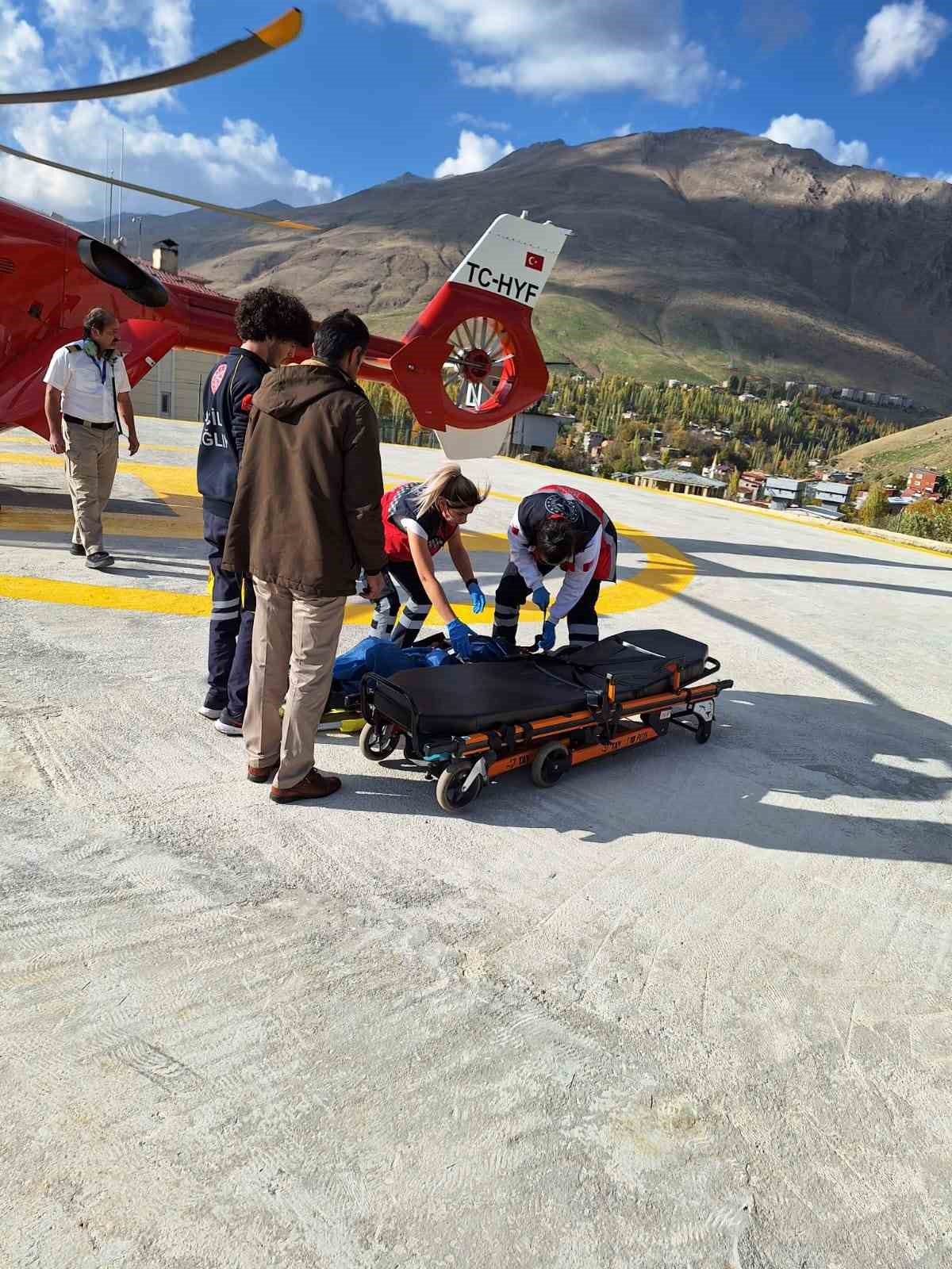 Rahatsızlanan hamile kadın ambulans helikopterle hastaneye ulaştırıldı