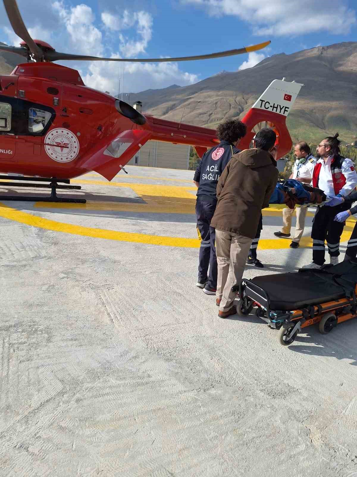 Rahatsızlanan hamile kadın ambulans helikopterle hastaneye ulaştırıldı