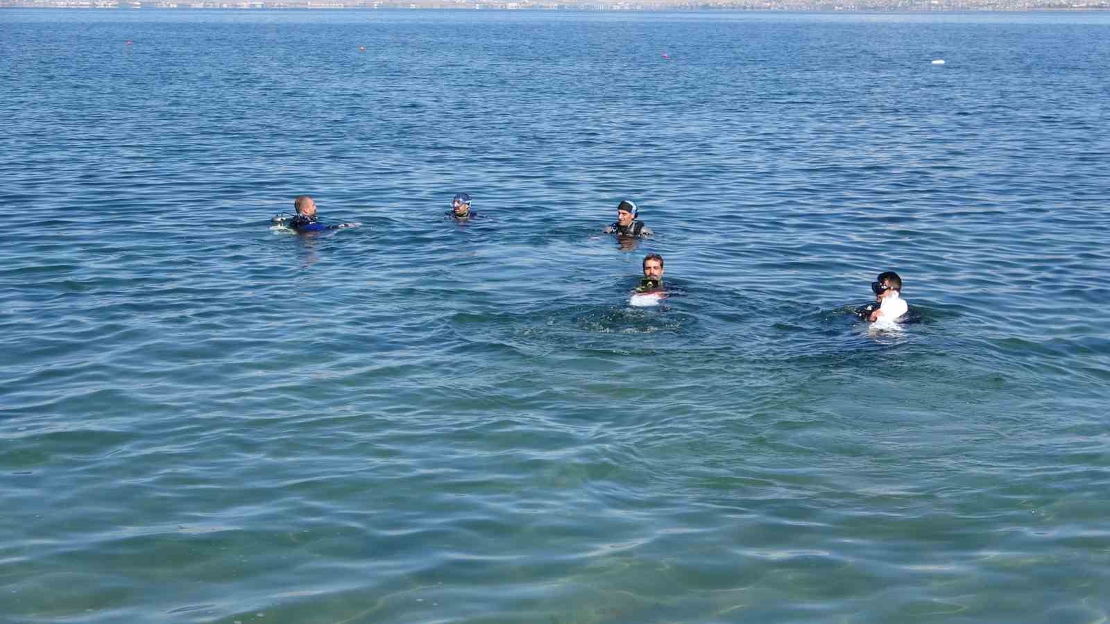 AKEM, Cumhuriyetin 100. yılına özel Van Gölü’ne dalış yaptı