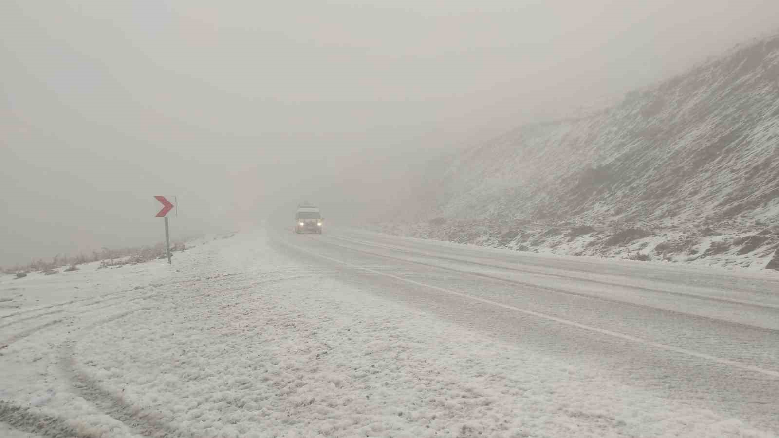 Kar yağışı 3 bin rakımlı Karabet Geçidi’nde etkili oluyor
