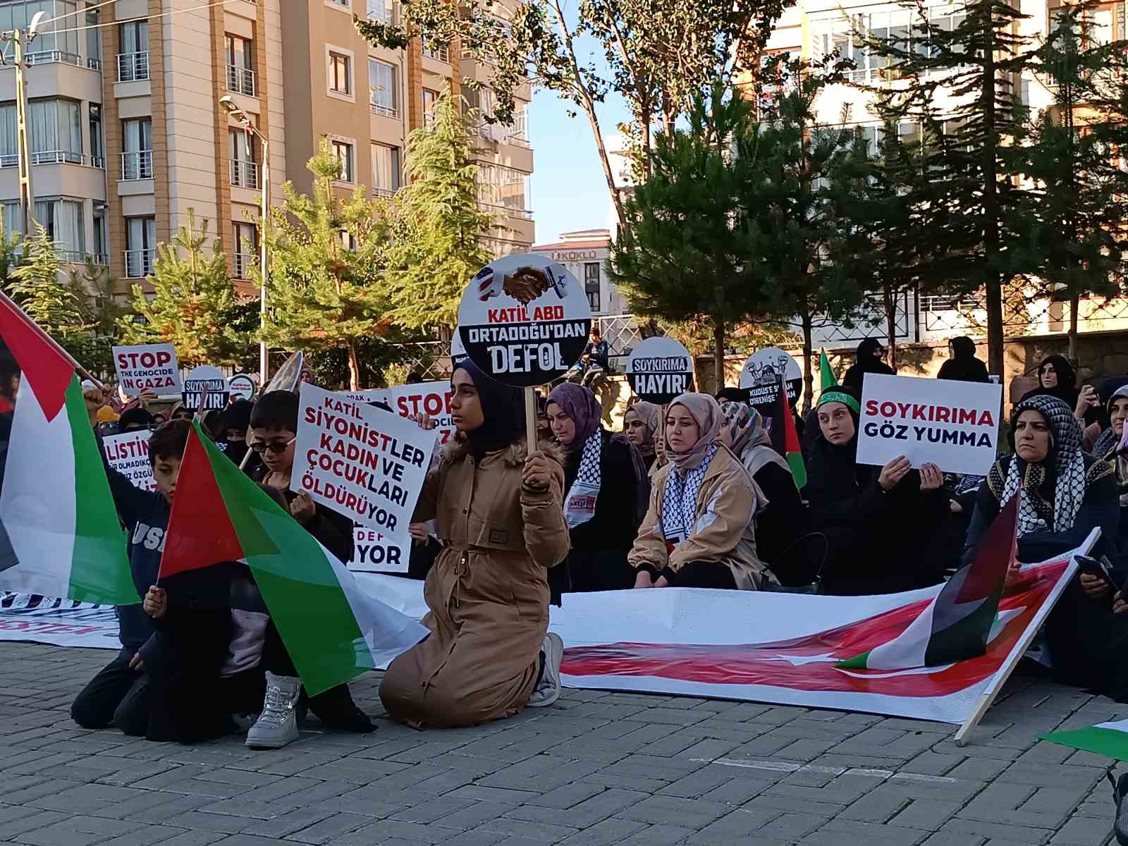 Vanlı kadınlar Filistin’e destek için ‘sessiz oturma eylemi’ başlattı