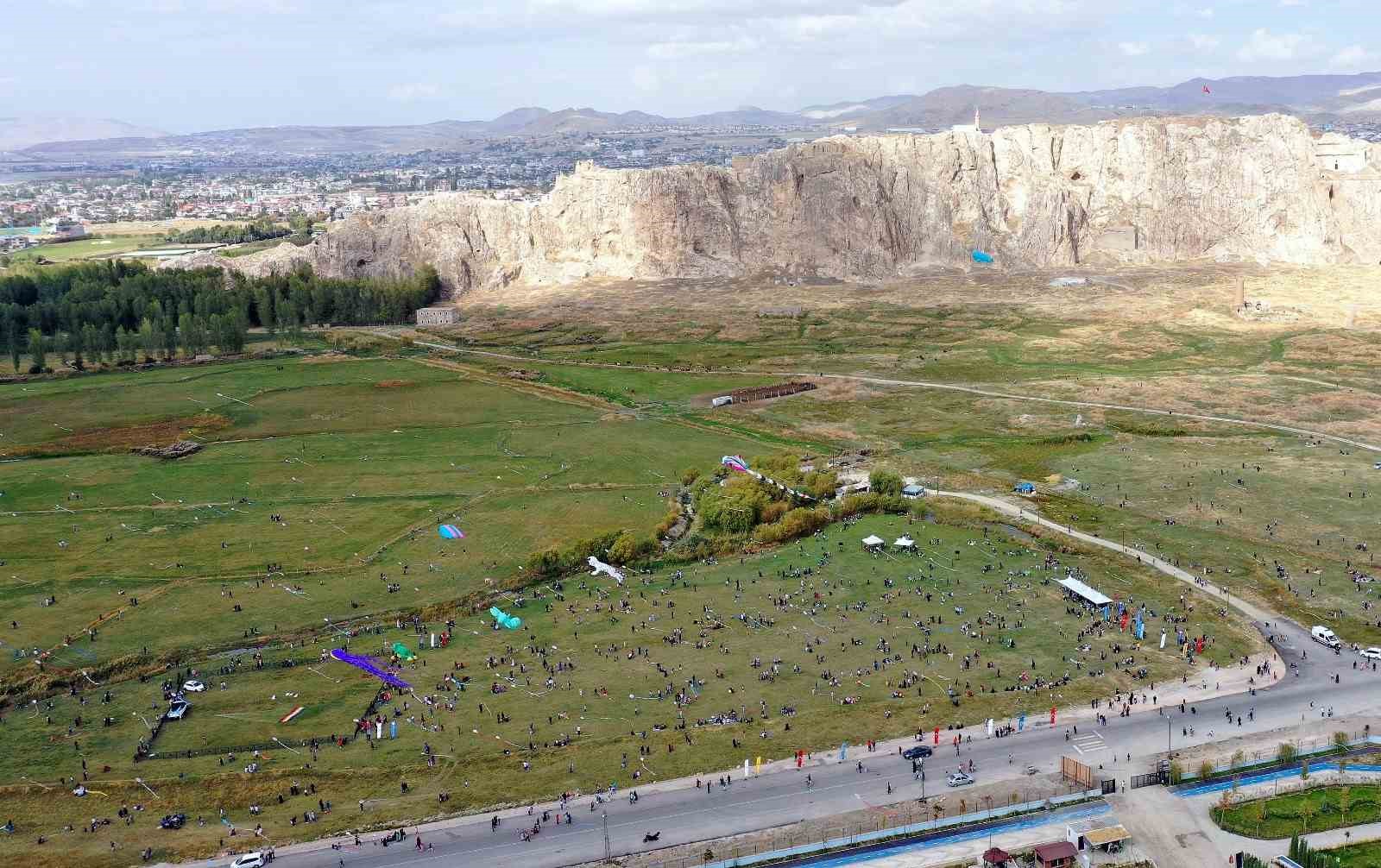 Dünya Çocuk Günü’nde Van semalarını uçurtmalar süsledi
