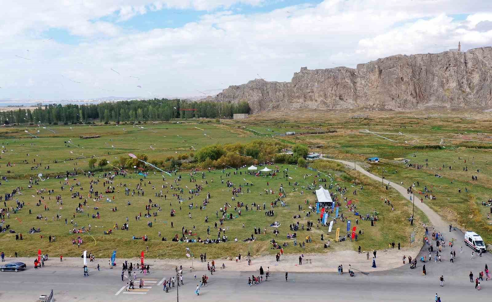 Dünya Çocuk Günü’nde Van semalarını uçurtmalar süsledi