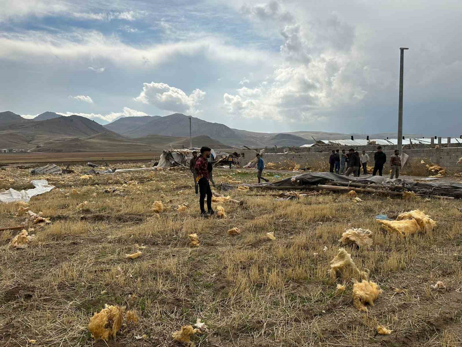 Van’da hortum: Çiftliği yerle bir etti