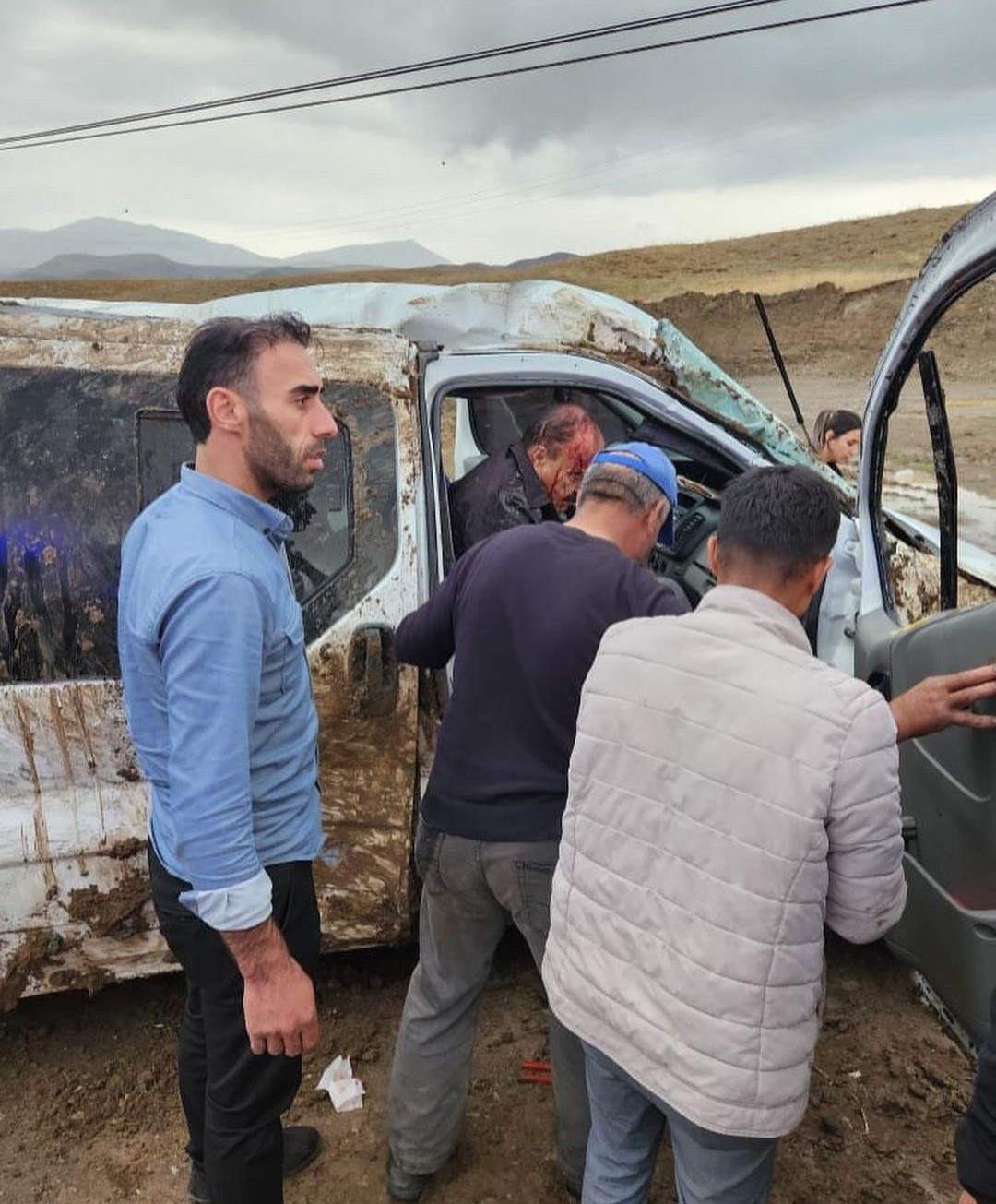 Özalp’ta yolcu minibüsü takla attı: 4 yaralı
