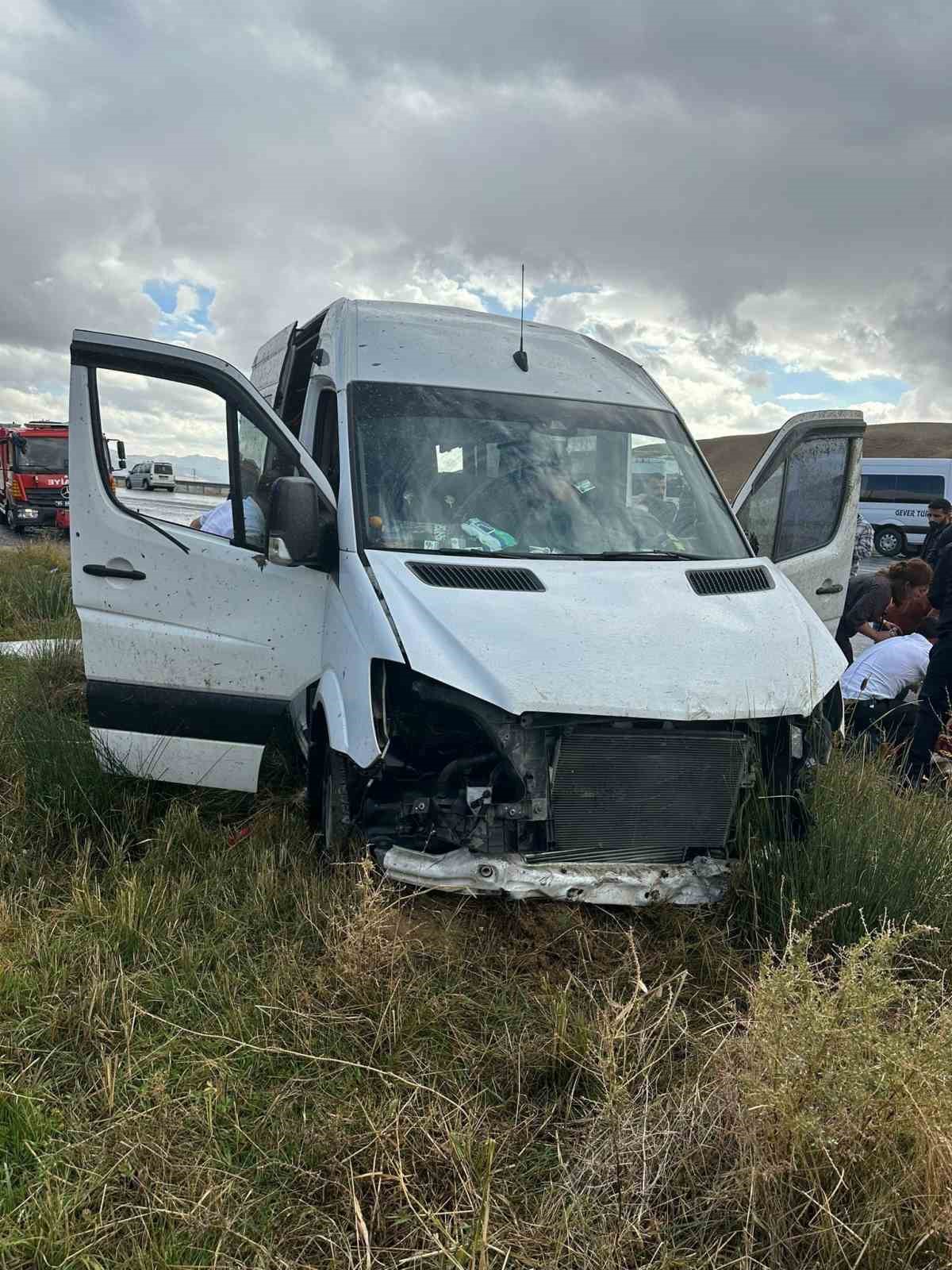 Van’da minibüs kontrolden çıktı: 10 yaralı