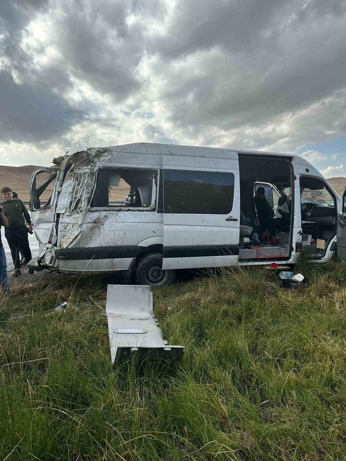 Van’da minibüs kontrolden çıktı: 10 yaralı