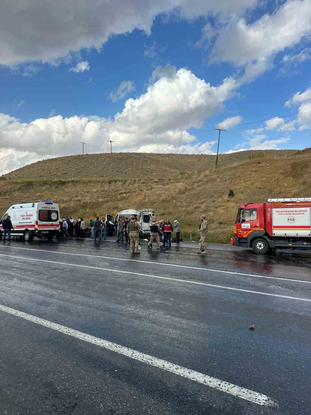 Van’da minibüs kontrolden çıktı: 10 yaralı
