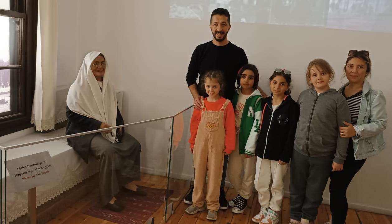 Vanlı minik öğrencilerin Atatürk’ün doğduğu evi görme sevinci