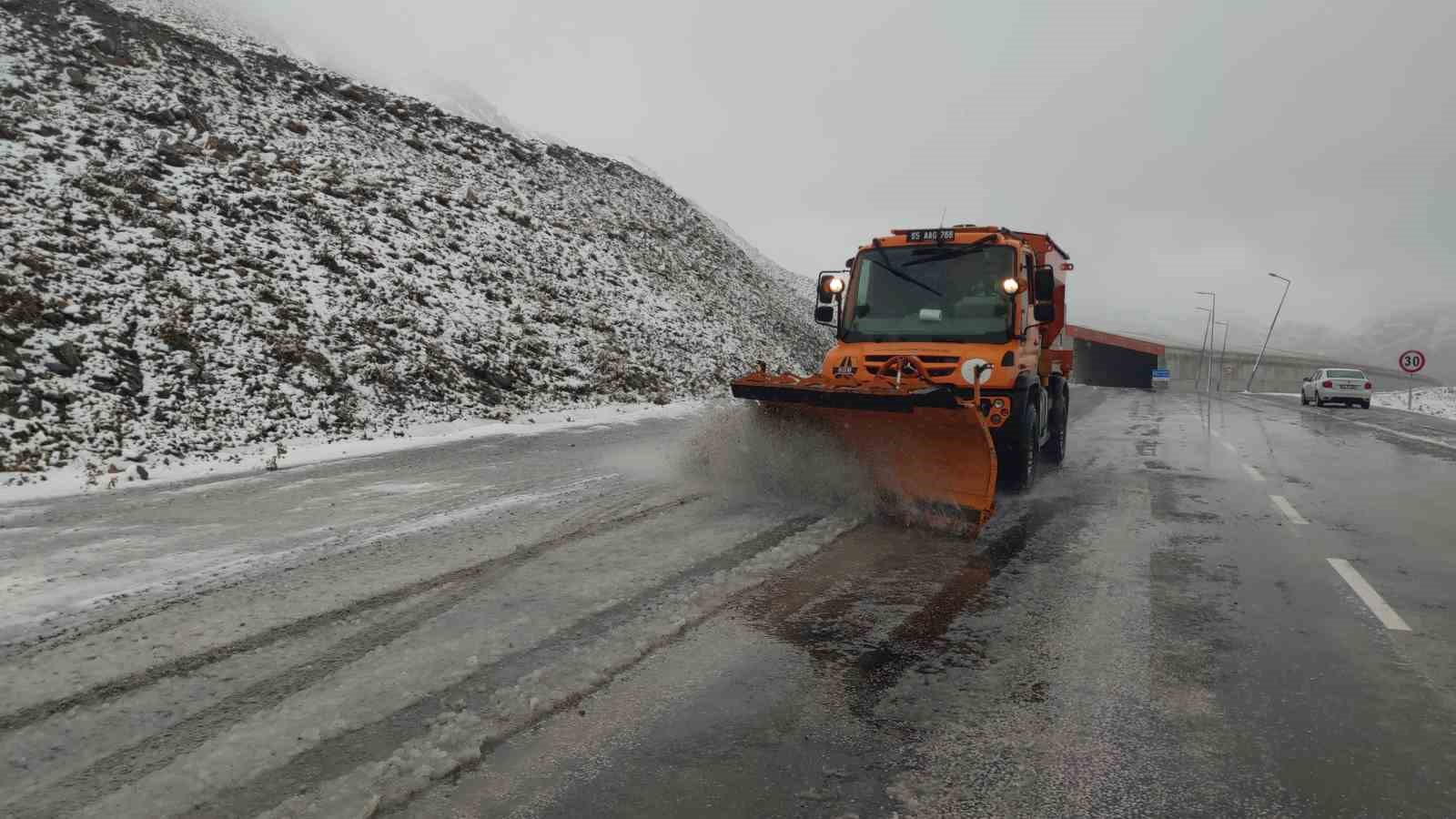 Karayolları ekipleri kış mesaisine erken başladı