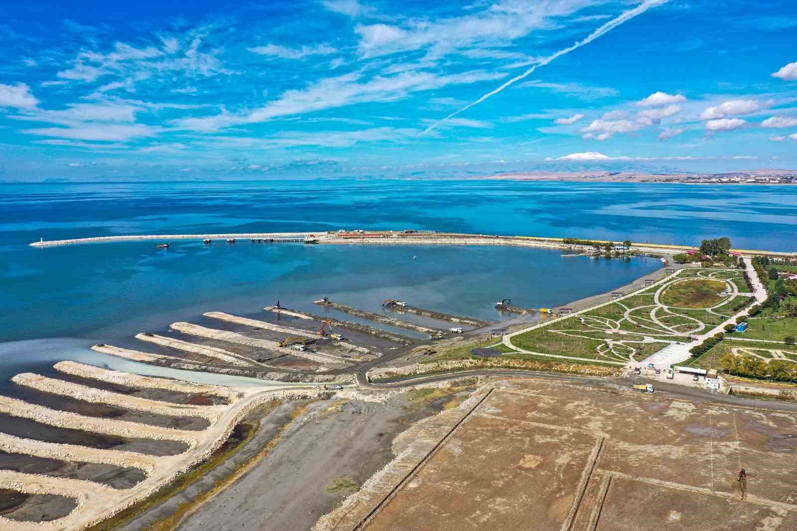 Van Gölü’nden 1 milyon 365 bin metreküp dip çamuru çıkartıldı