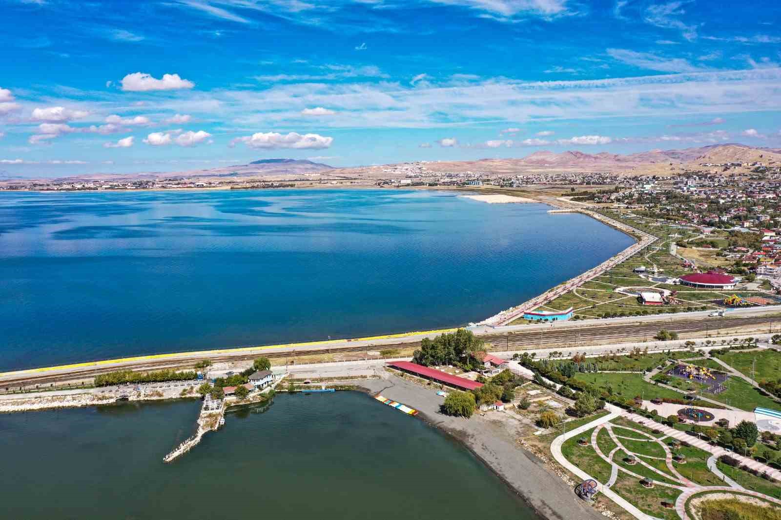 Van Gölü’nden 1 milyon 365 bin metreküp dip çamuru çıkartıldı