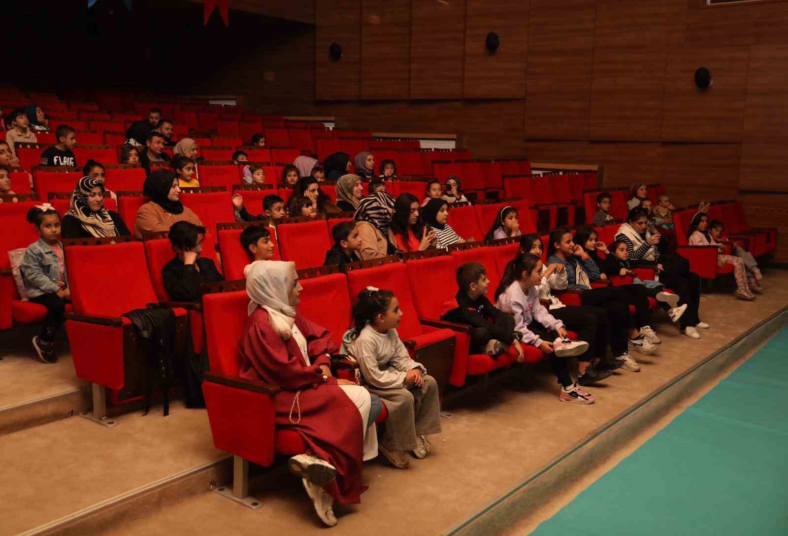 Van Büyükşehir Belediyesi çocukları tiyatro ile buluşturmaya devam ediyor