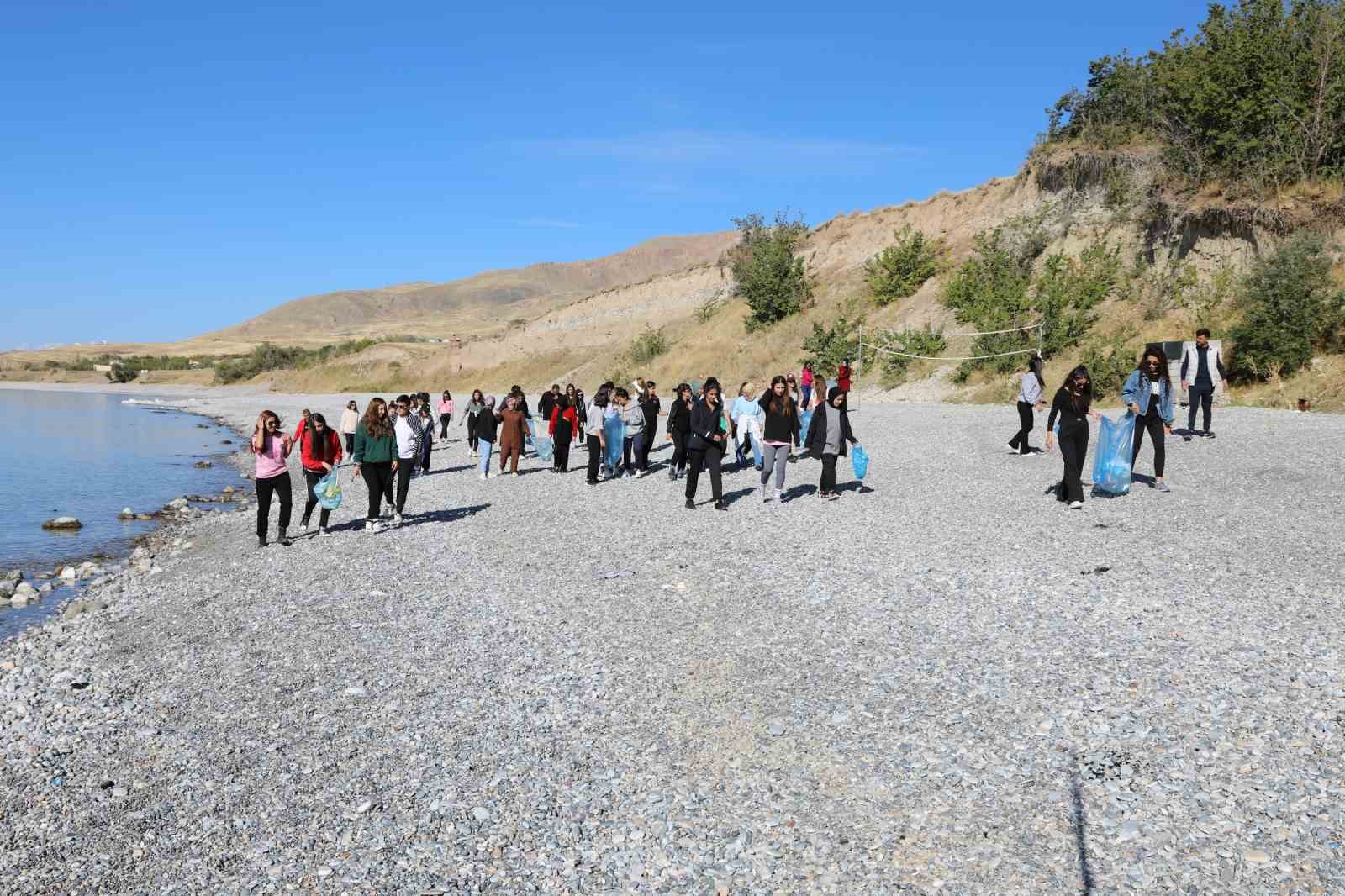 Van Gölü’nde zumba yapıp çevreyi temizlediler