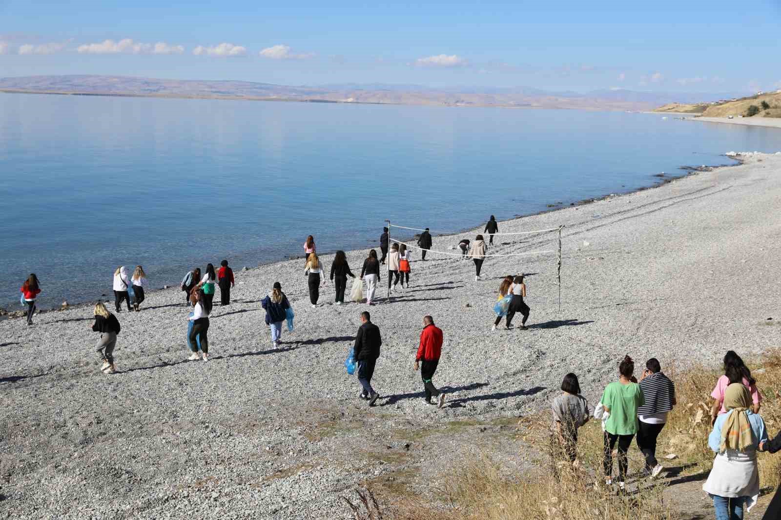 Van Gölü’nde zumba yapıp çevreyi temizlediler