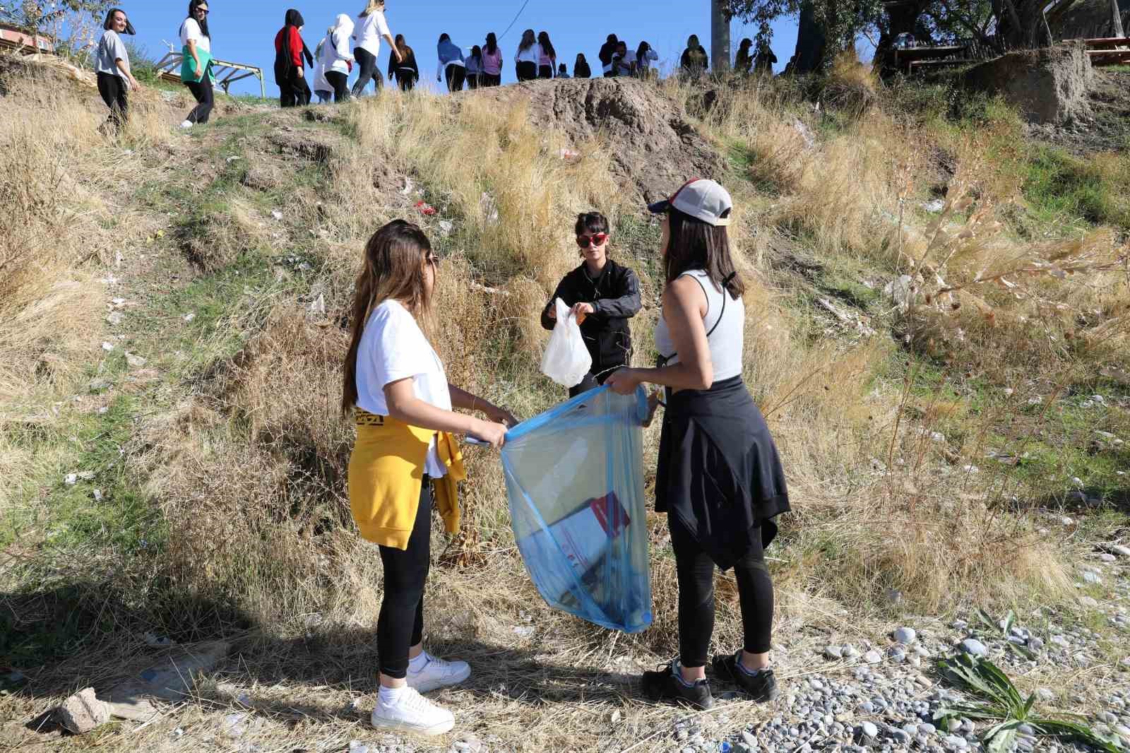 Van Gölü’nde zumba yapıp çevreyi temizlediler