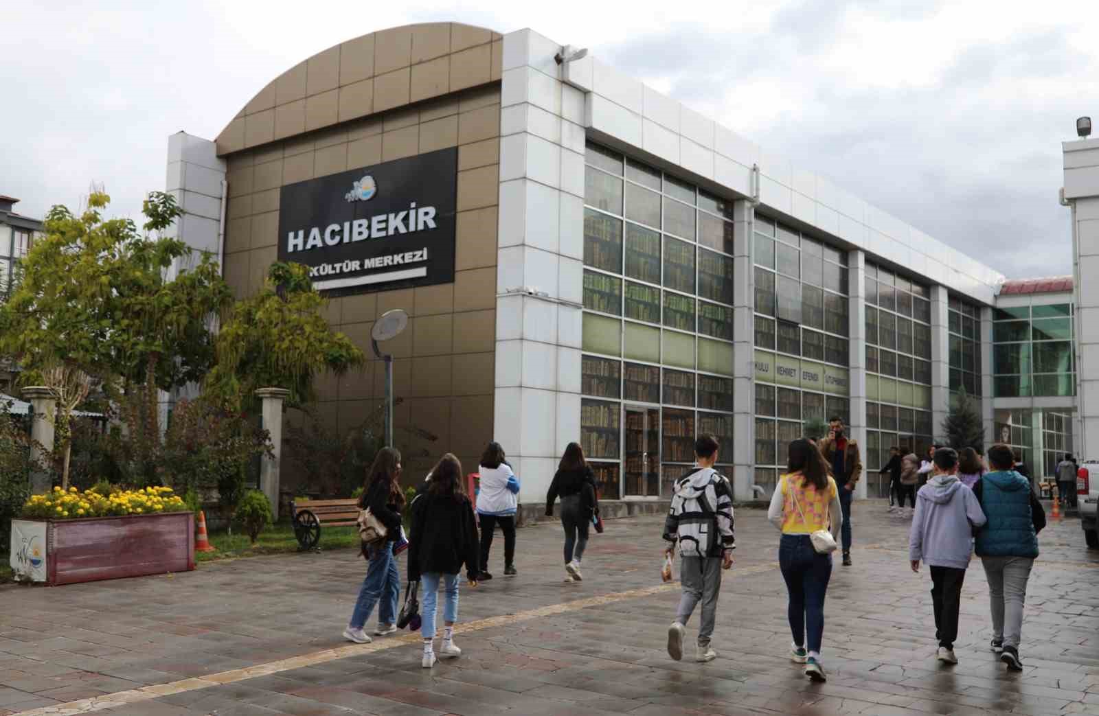 Van Büyükşehir Belediyesi öğrencileri sanat ile buluşturuyor