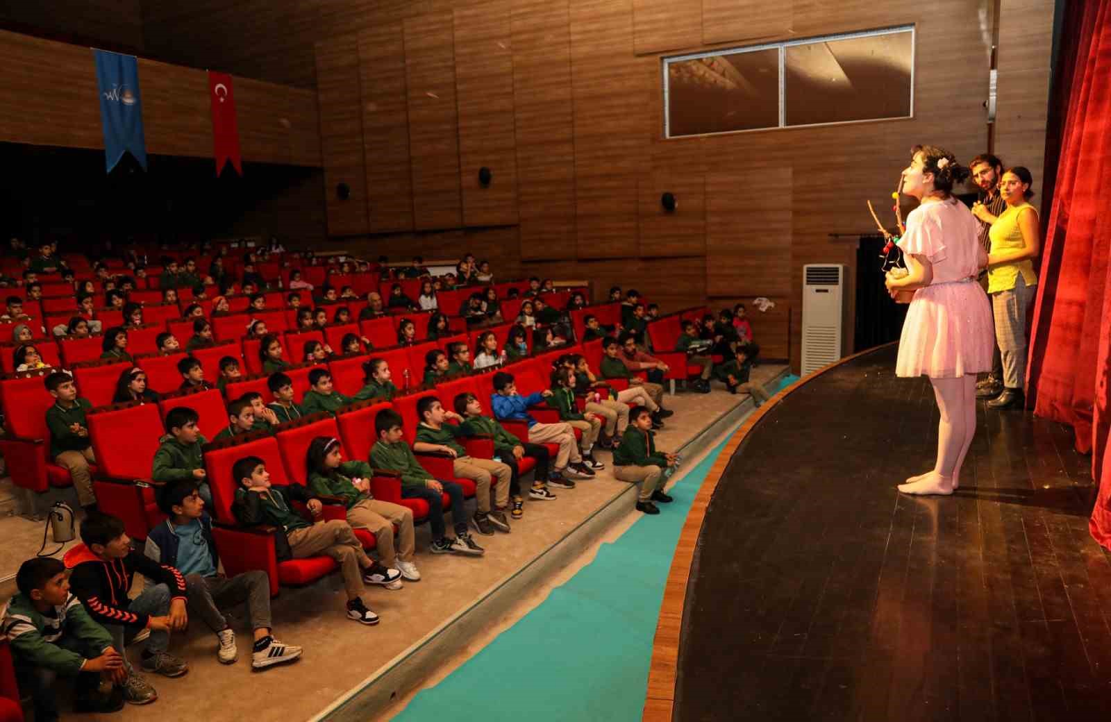 Van Büyükşehir Belediyesi öğrencileri sanat ile buluşturuyor