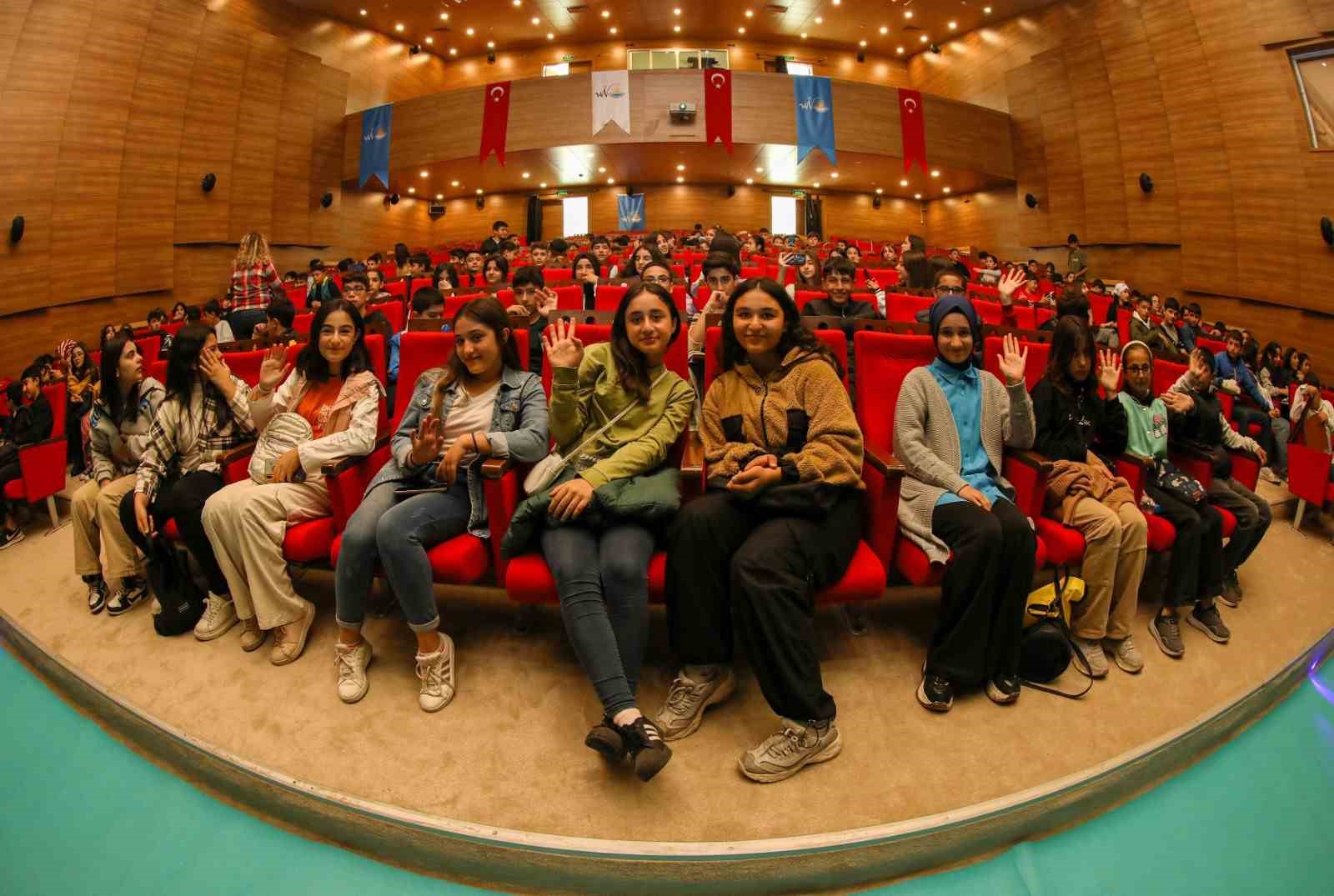 Van Büyükşehir Belediyesi öğrencileri sanat ile buluşturuyor