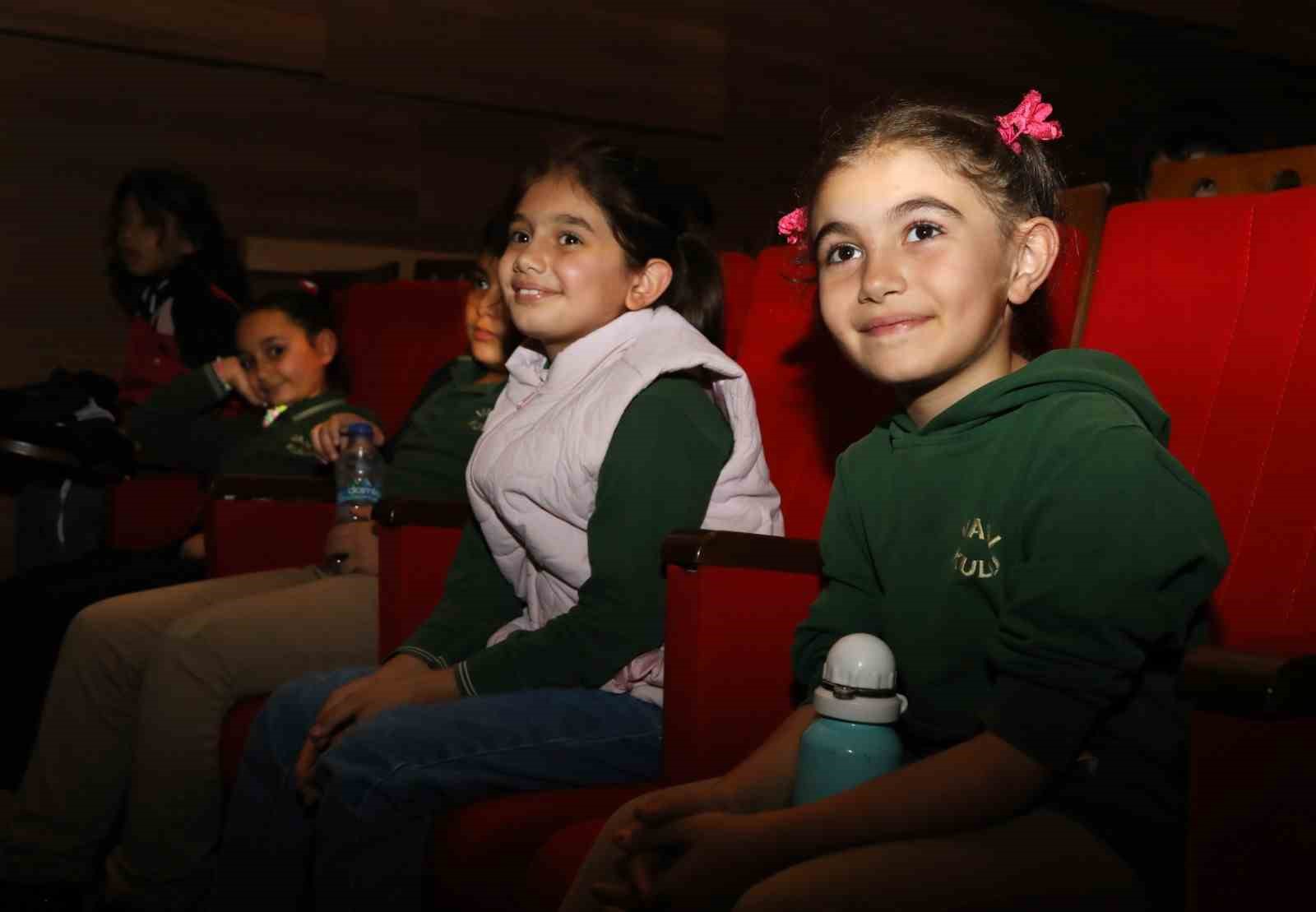 Van Büyükşehir Belediyesi öğrencileri sanat ile buluşturuyor