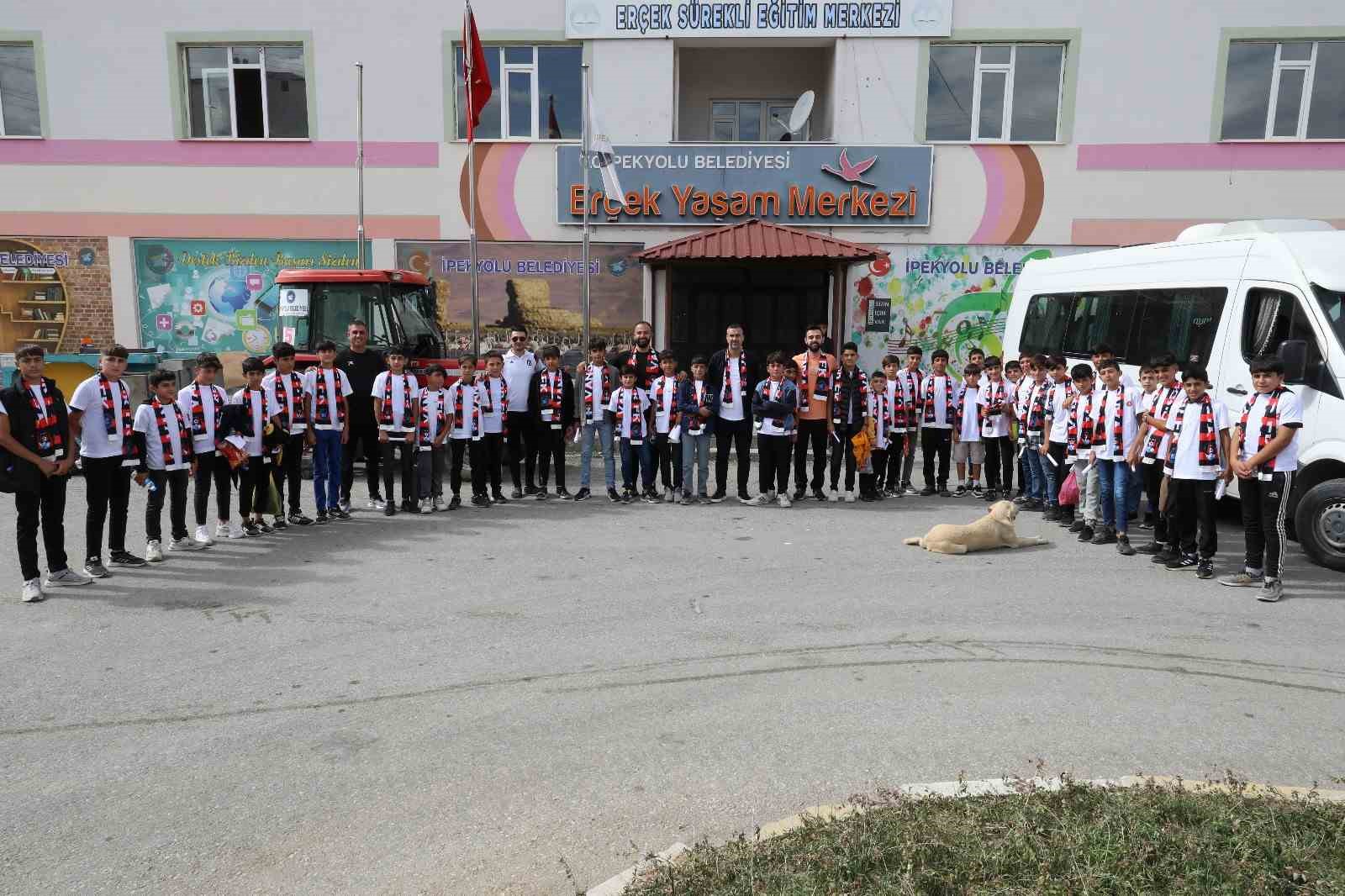 İpekyolu Belediyesiyle çocuklar ilk kez stadyumda maç izledi