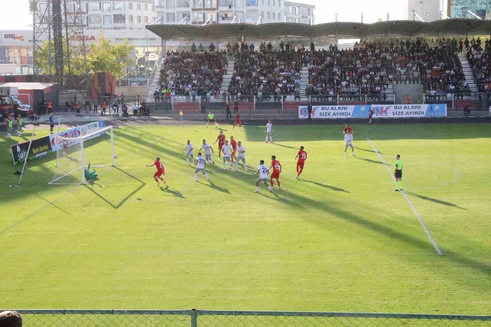 İpekyolu Belediyesiyle çocuklar ilk kez stadyumda maç izledi