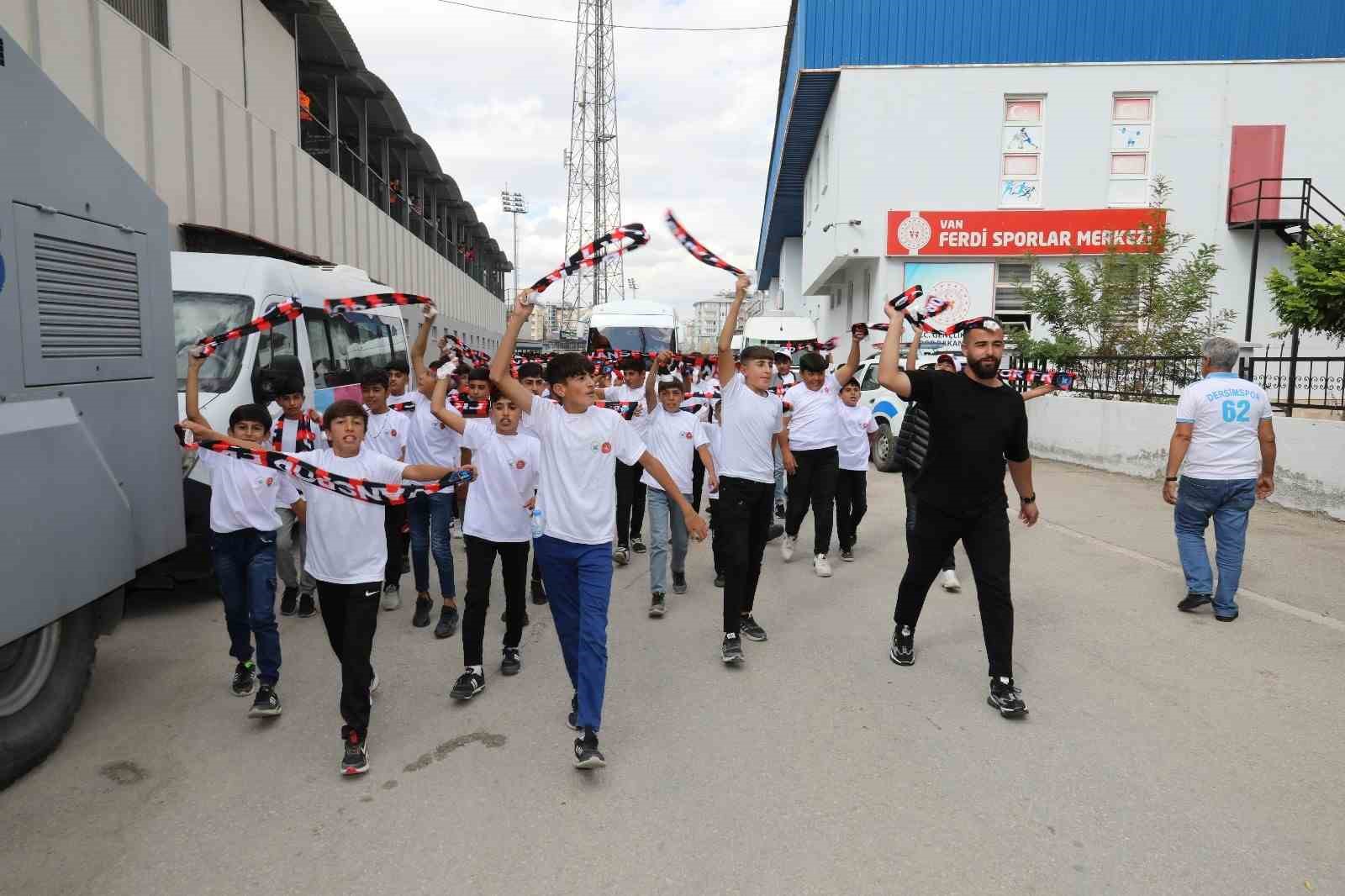 İpekyolu Belediyesiyle çocuklar ilk kez stadyumda maç izledi